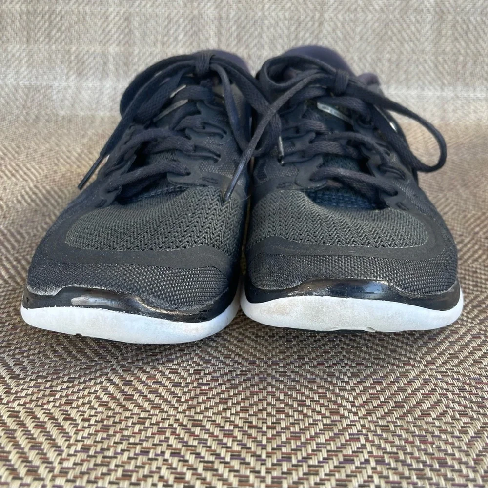 Nike kids shoes size (Y7)